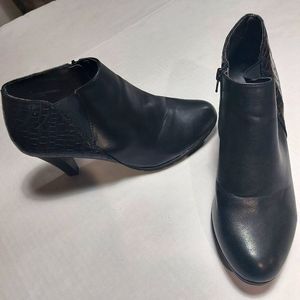 White Mt Woman Black Ankle Boots Size 12M